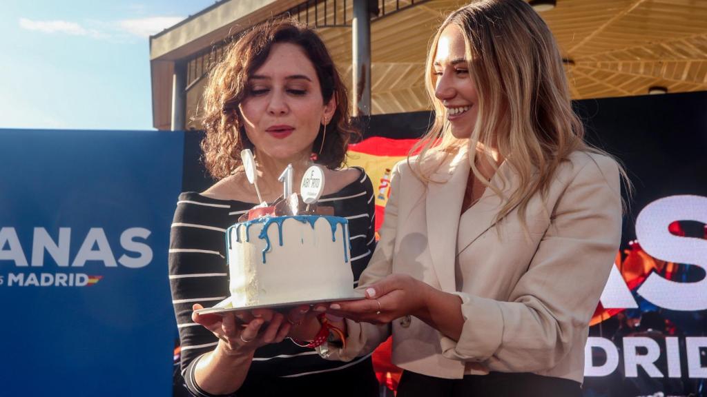 Isabel Díaz Ayuso y la presidenta del PP de Fuenlabrada, Noelia Núñez, sostienen una tarta en el acto de conmemoración del 4M.