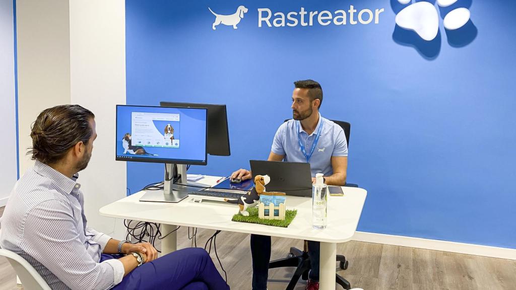 Un asesor hipotecario con un cliente.