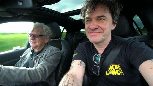 Jeremy Thomas y Mark Cousins en un fotograma de 'Jeremy Thomas, una vida de cine'