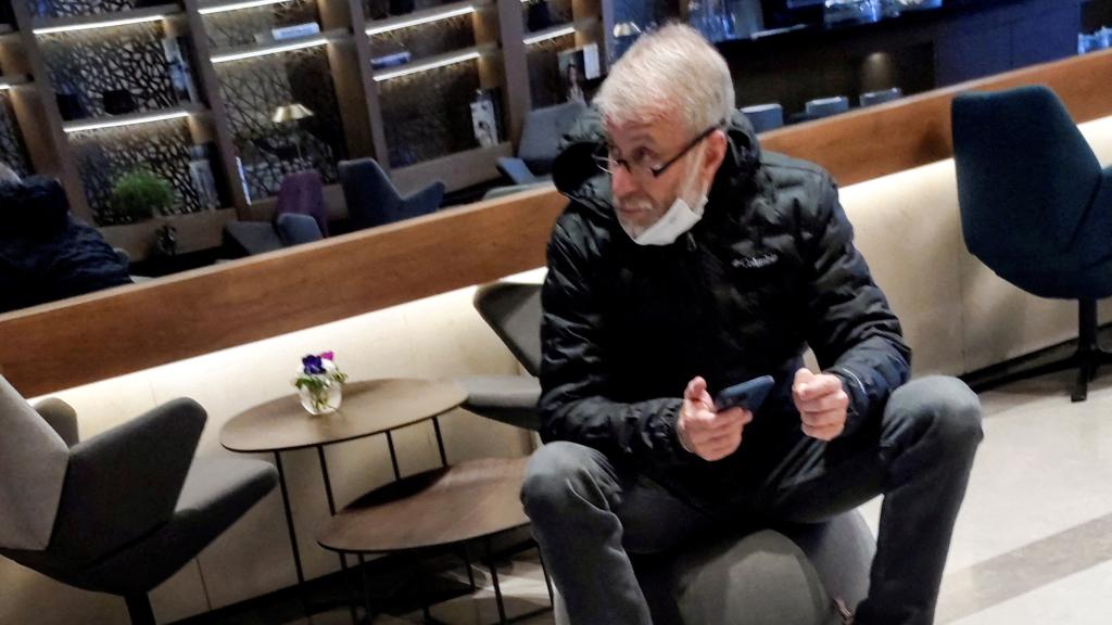 Roman Abramovich, en el aeropuerto de Tel Aviv para antes de viajar a Estambul para las negociaciones con Ucrania, el pasado 14 de marzo.