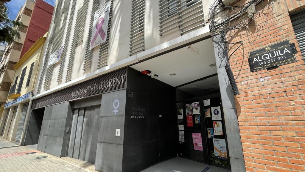 Fachada de la Casa de la Dona de Torrent, edificio público en el que se produjeron los hechos.