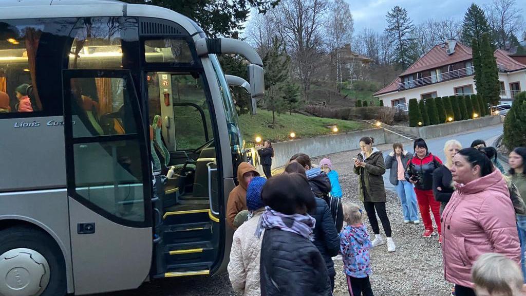 Un grupo de familias con sus hijos es evacuado de Ucrania por la ONG Infancia de Nad.