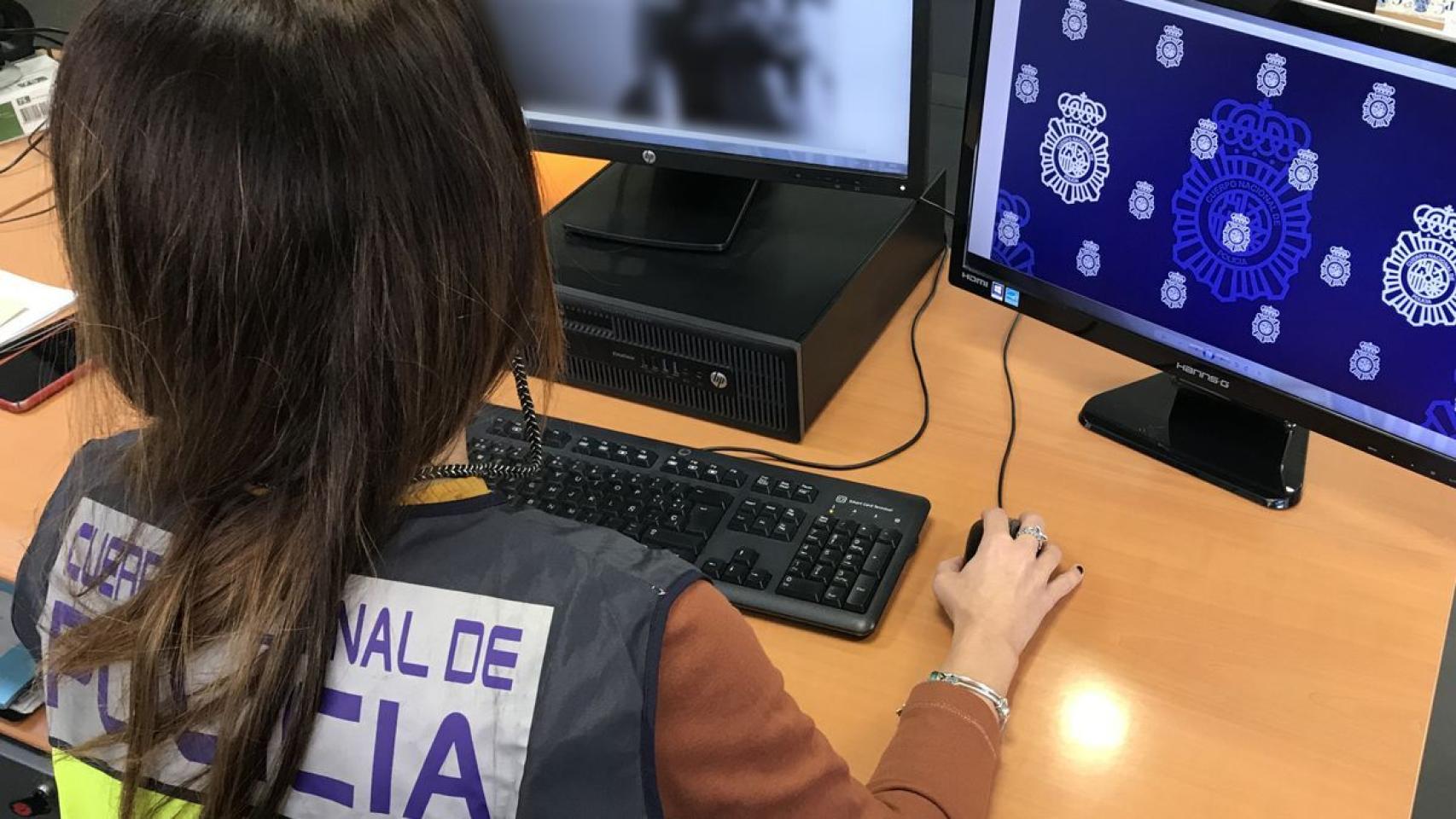 Una agente de la Policía Nacional trabajando, en imagen de archivo.