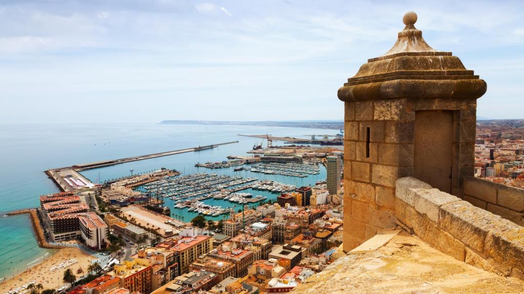 El Puerto de Alicante, visto desde el Castillo de Santa Bárbara, en imagen de archivo.