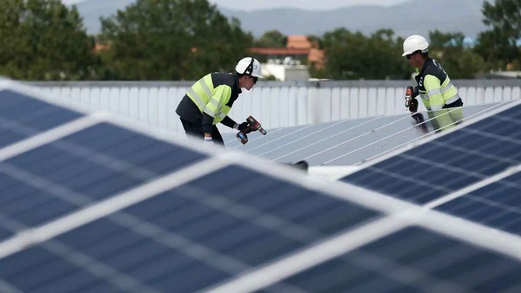 Instalación de unas placas fotovoltaicas, en imagen de archivo.
