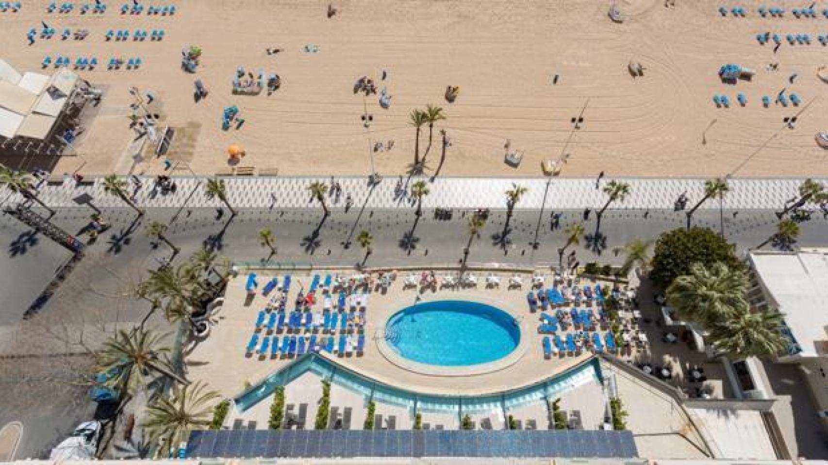 El hotel Cimbel de Benidorm, uno de los primeros de España en instalar placas solares.