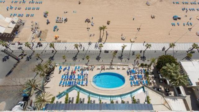 El hotel Cimbel de Benidorm, uno de los primeros de España en instalar placas solares.