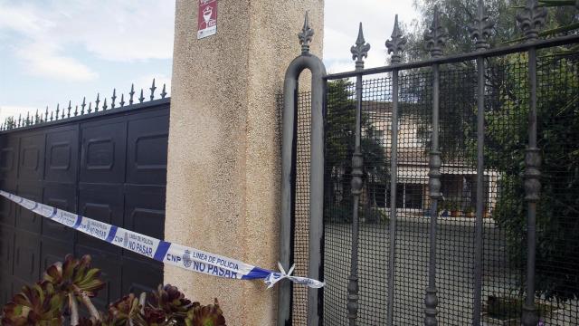 La vivienda en una partida de Elche donde murió a tiros una británica de 81 años.