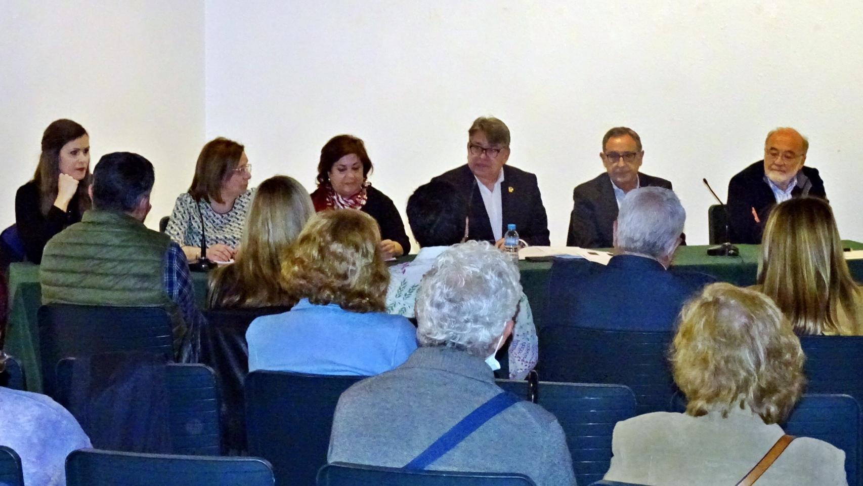 La mesa redonda convocada por el Instituto Alicantino de Cultura Juan Gil-Albert.