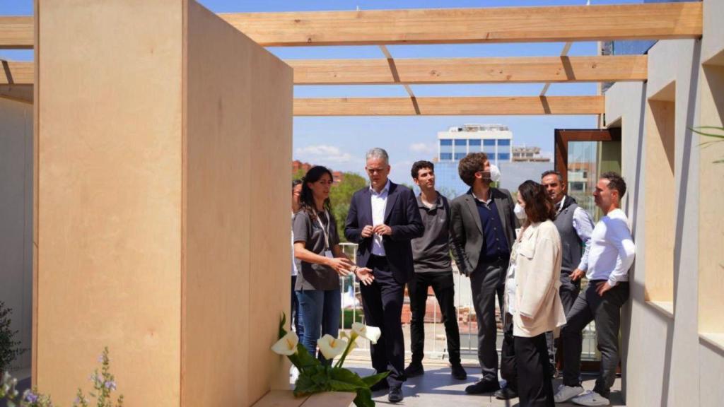 El viceconseller de Vivienda, Héctor Illueca, en el centro de la imagen.