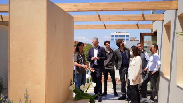 El viceconseller de Vivienda, Héctor Illueca, en el centro de la imagen.