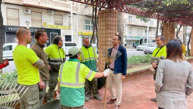El edil de Parques y Jardines, Héctor Díez, con trabajadores de Espais Verds.