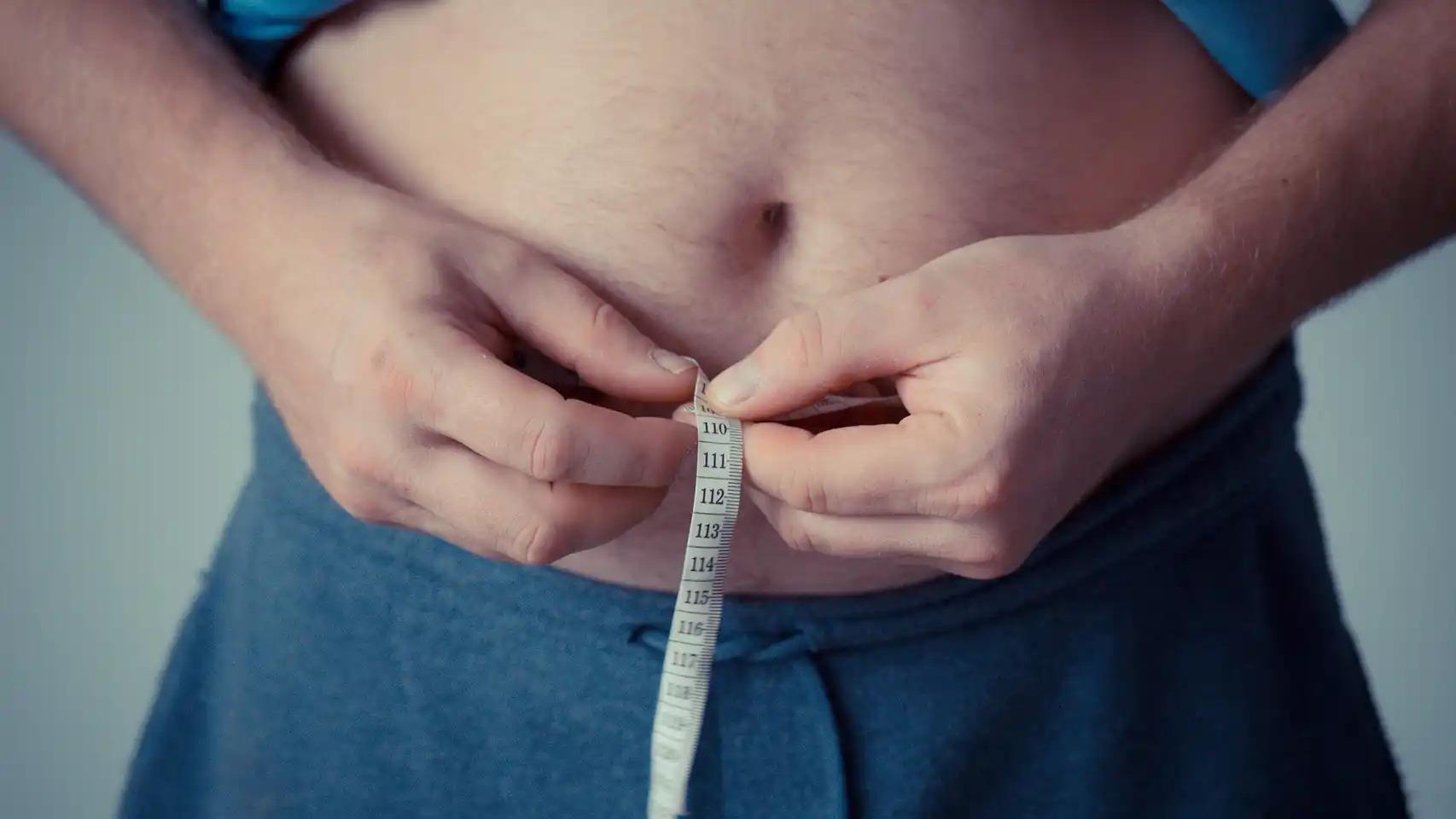 Un  hombre se mide la barriga en una imagen de archivo.