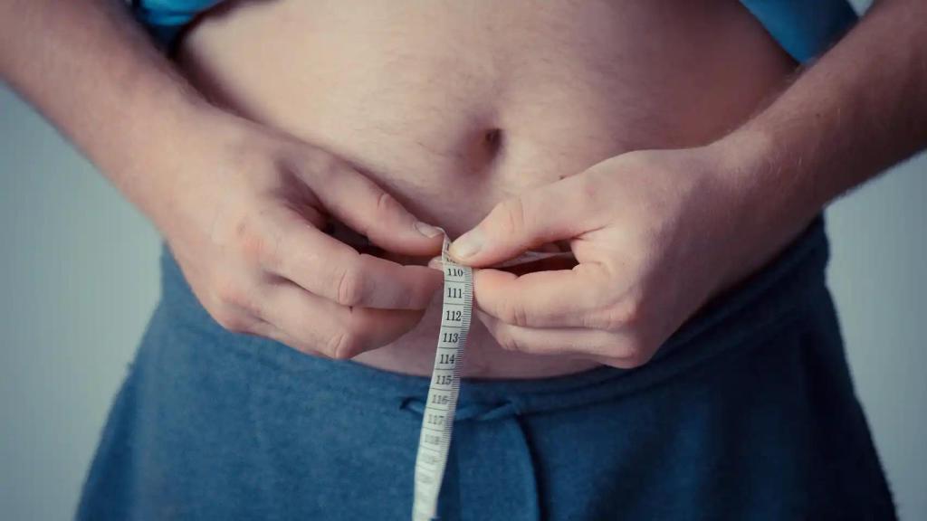 Un  hombre se mide la barriga en una imagen de archivo.