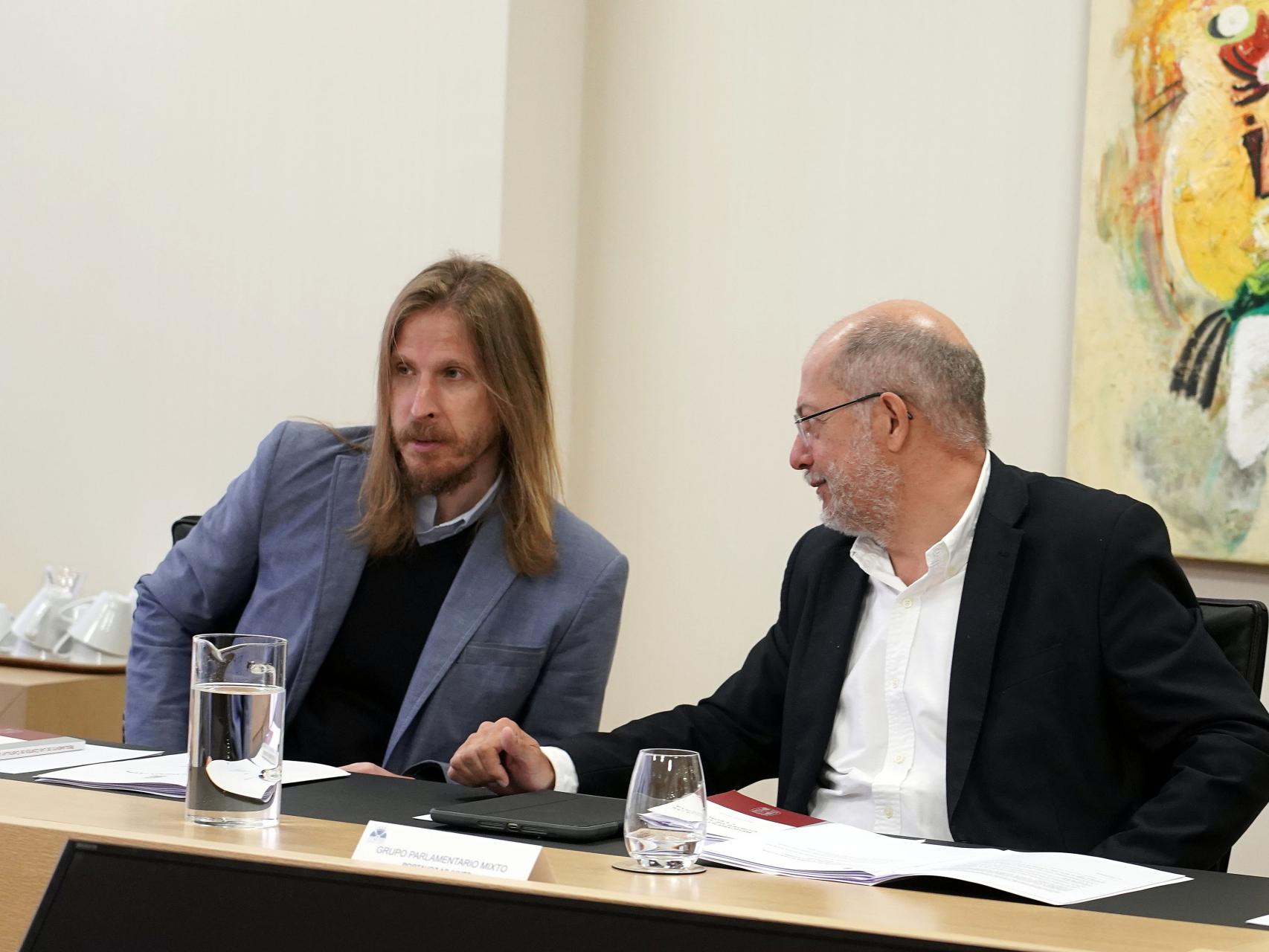 Los procuradores de Ciudadanos y Unidas Podemos, Francisco Igea y Pablo Fernández, durante la Junta de Portavoces, este jueves.