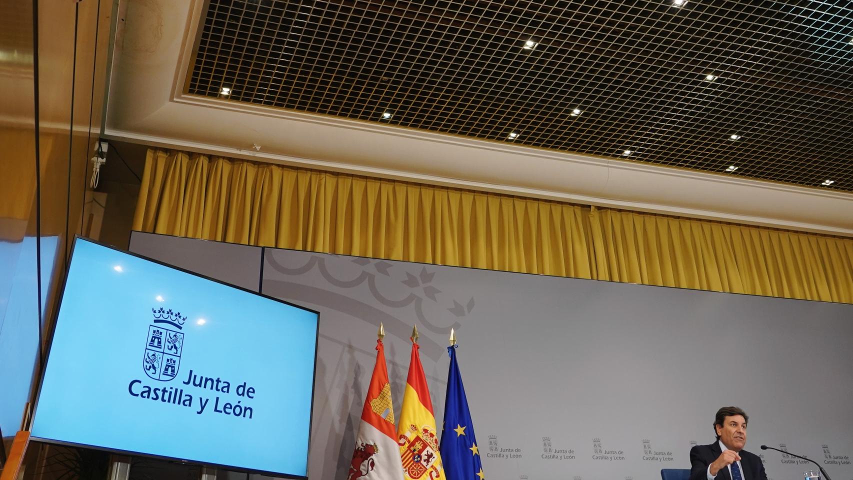 El consejero de Economía y Hacienda y portavoz, Carlos Fernández Carriedo, comparece en rueda de prensa posterior al Consejo de Gobierno.