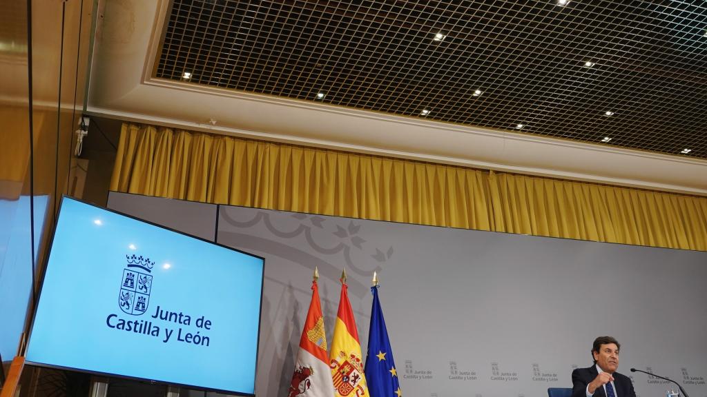 El consejero de Economía y Hacienda y portavoz, Carlos Fernández Carriedo, comparece en rueda de prensa posterior al Consejo de Gobierno.