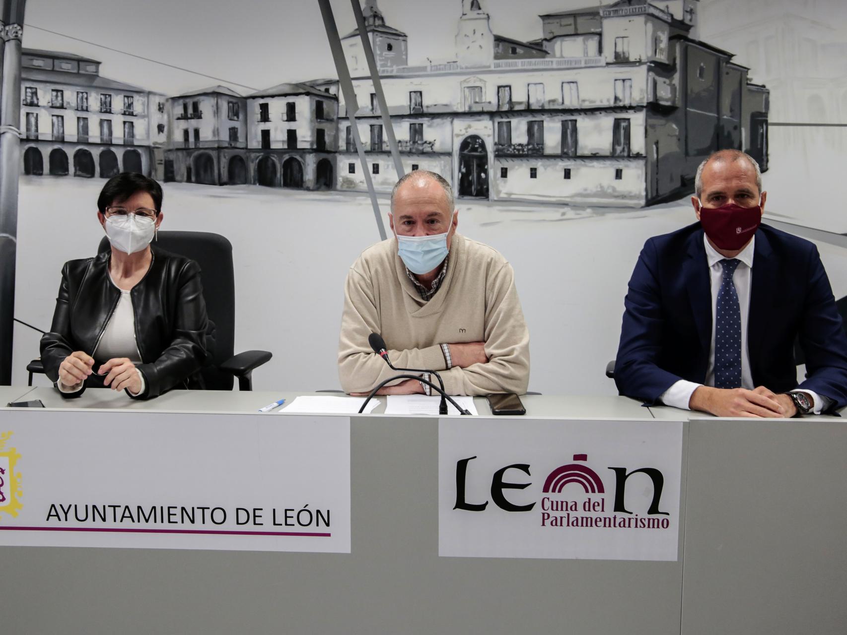 El Grupo Municipal de UPL en el Ayuntamiento de León, Eduardo López Sendino, Teresa Fernández y Enrique Valdeón, en una imagen de archivo.