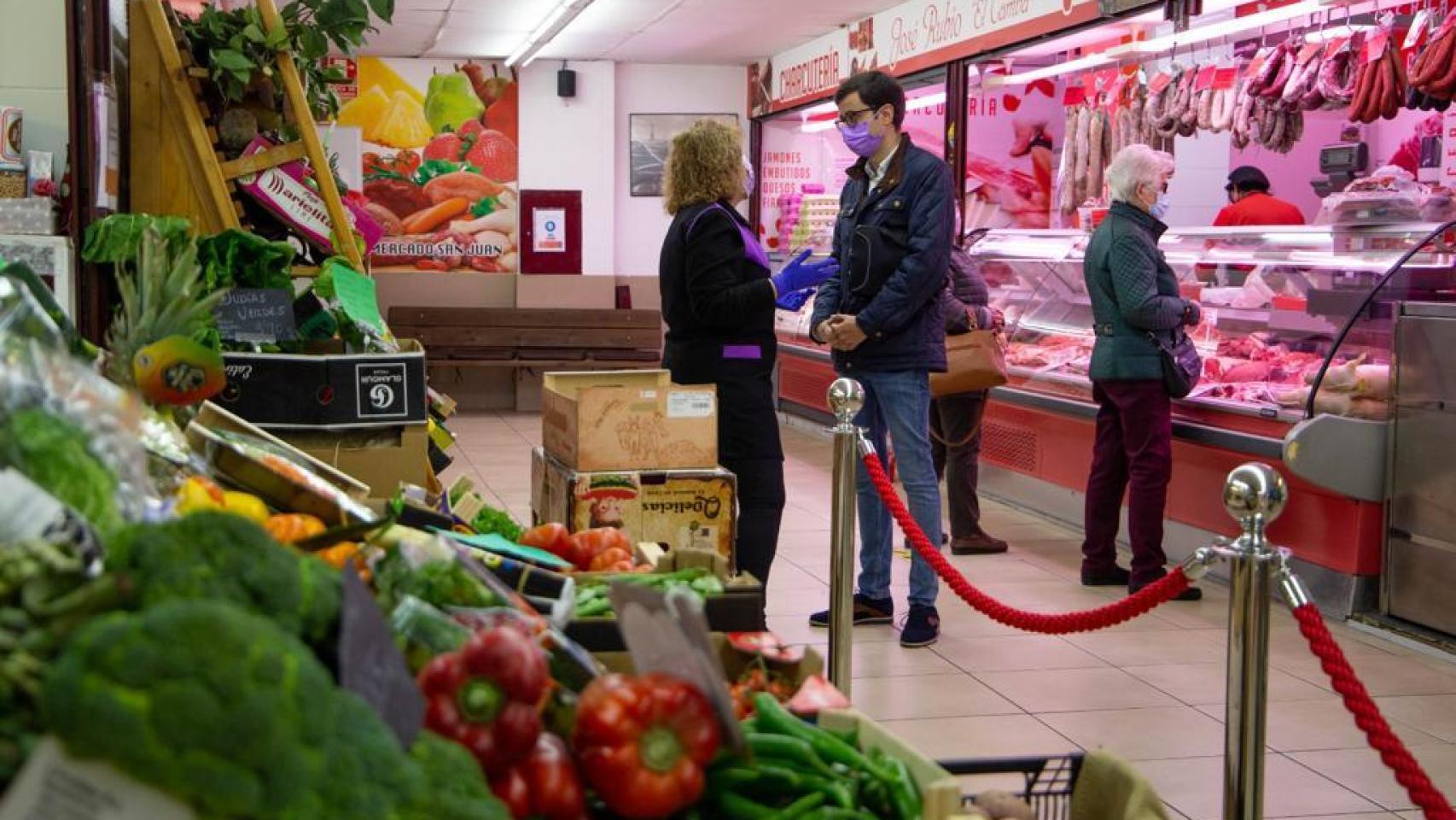 El portavoz socialista en el Ayuntamiento de Salamana, José Luis Mateos, visita el Mercado de San Juan
