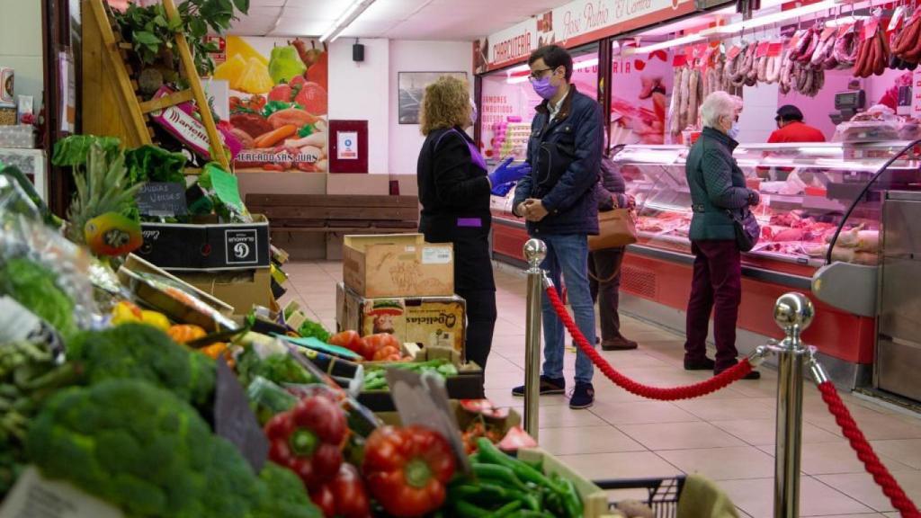 El portavoz socialista en el Ayuntamiento de Salamana, José Luis Mateos, visita el Mercado de San Juan