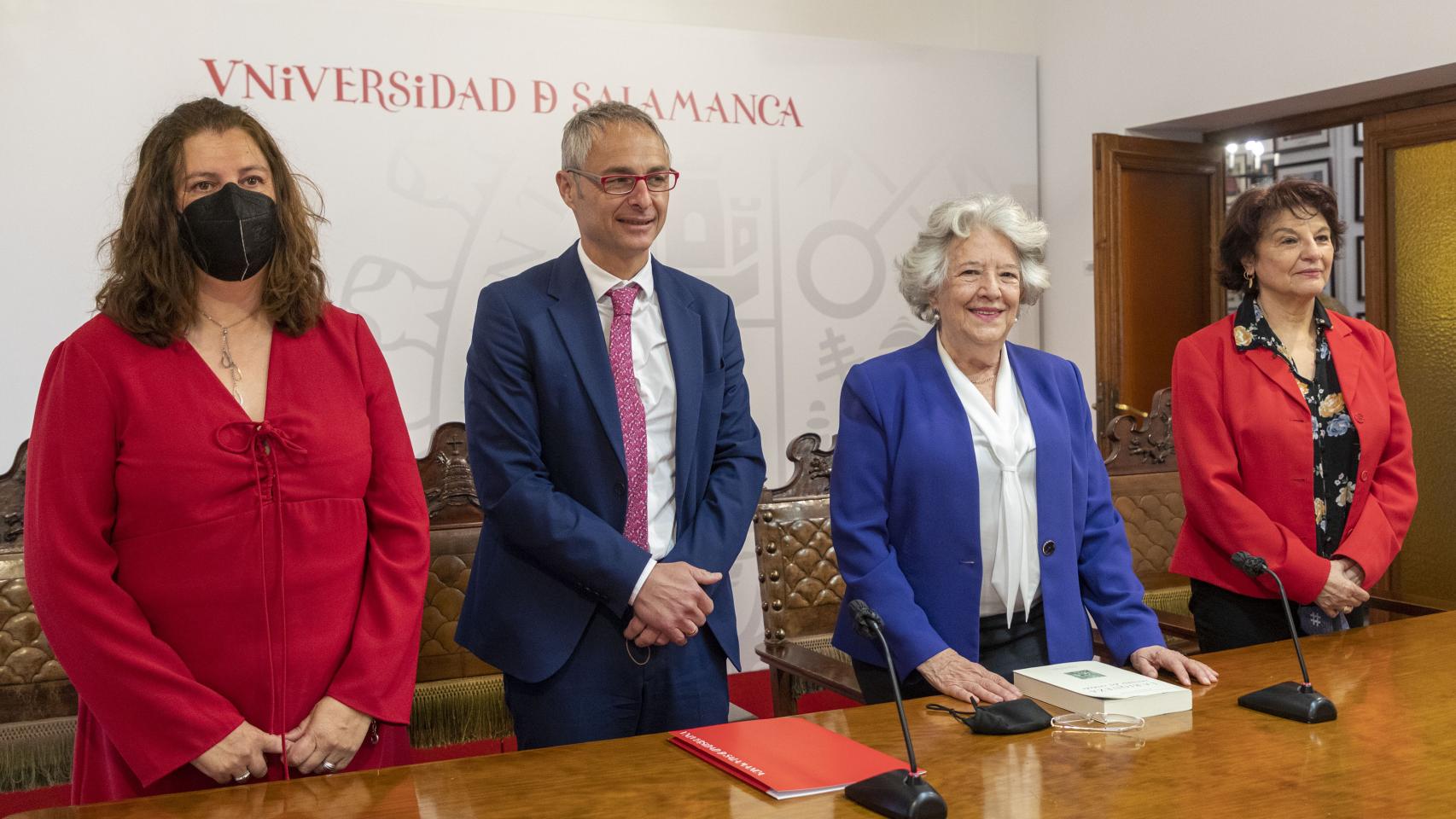 En la imagen, el rector de la Usal, Ricardo Rivero (I), la profesora de Sociología y madrina de la nueva doctora (D), Soledad Murillo y María Angeles Durán Heras (C)