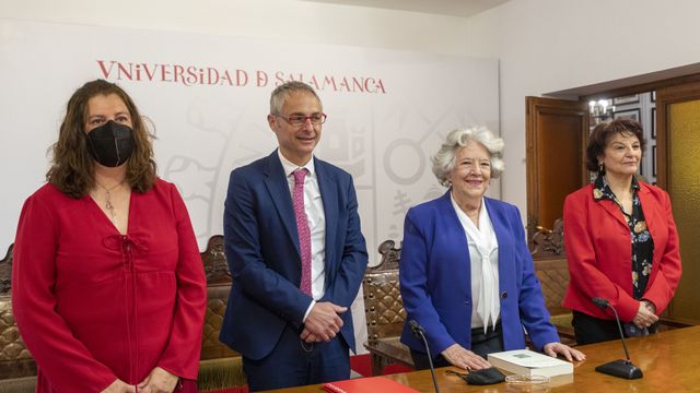 En la imagen, el rector de la Usal, Ricardo Rivero (I), la profesora de Sociología y madrina de la nueva doctora (D), Soledad Murillo y María Angeles Durán Heras (C)