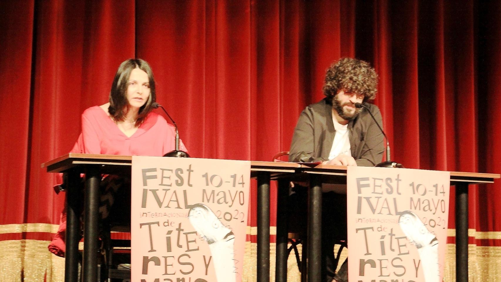 La concejala de Cultura, Mª Eugenia Cabezas, y el director del Teatro, Chema Esbec