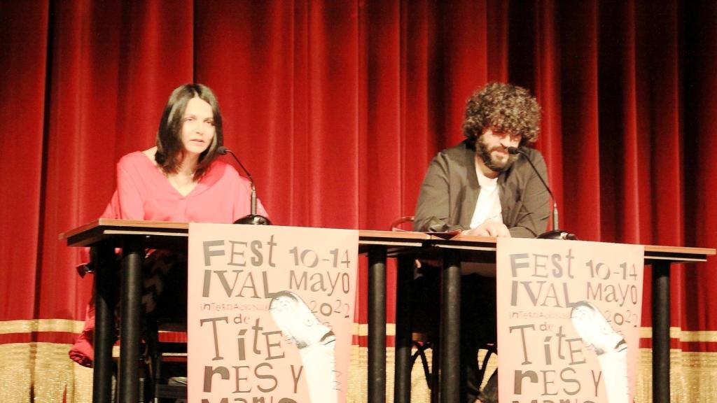 La concejala de Cultura, Mª Eugenia Cabezas, y el director del Teatro, Chema Esbec