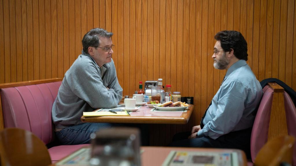 Colin Firth y Michael Stuhlbarg, acusado y abogado defensor en 'The Staircase'.