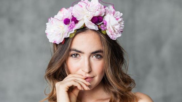 Los tocados creados con flores grandes y coloridas son tendencia este 2022.