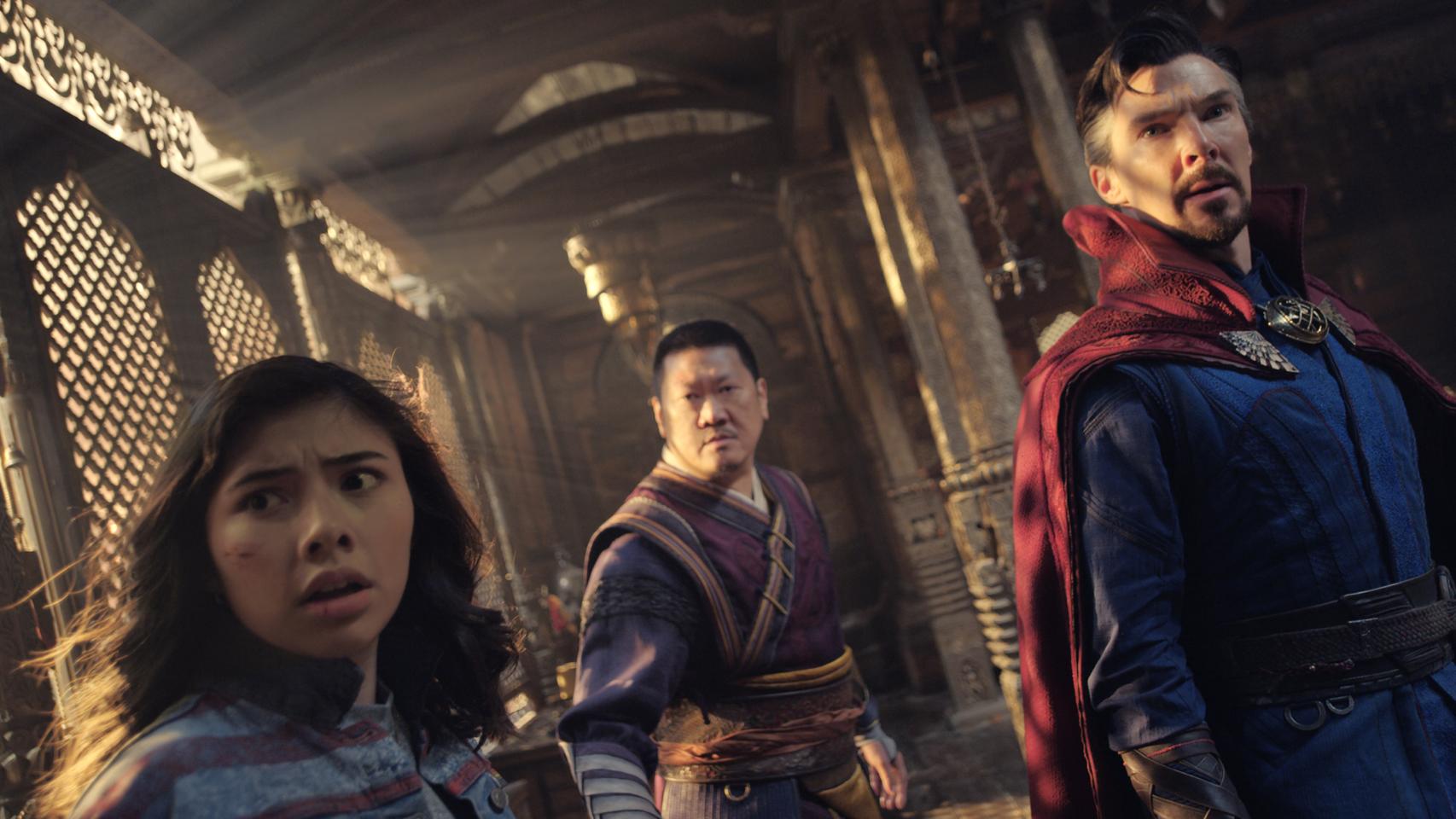 Xochitl Gomez, Benedict Wong y Benedict Cumberbatch en un momento del filme