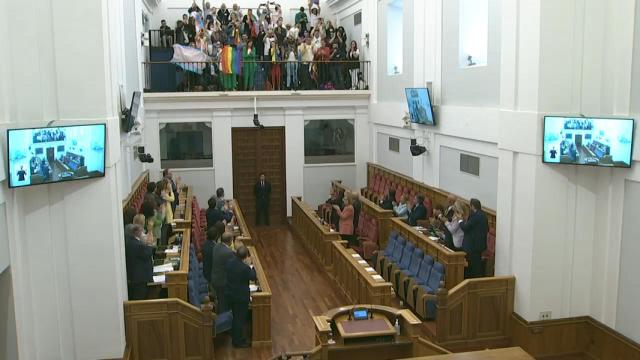Algarabía en las Cortes de Castilla-La Mancha por la aprobación de la ley LGTBi