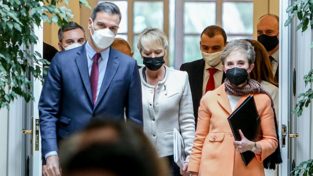 Pedro Sánchez junto a la directora del CNI, Paz Esteban, en un acto en Moncloa en marzo.