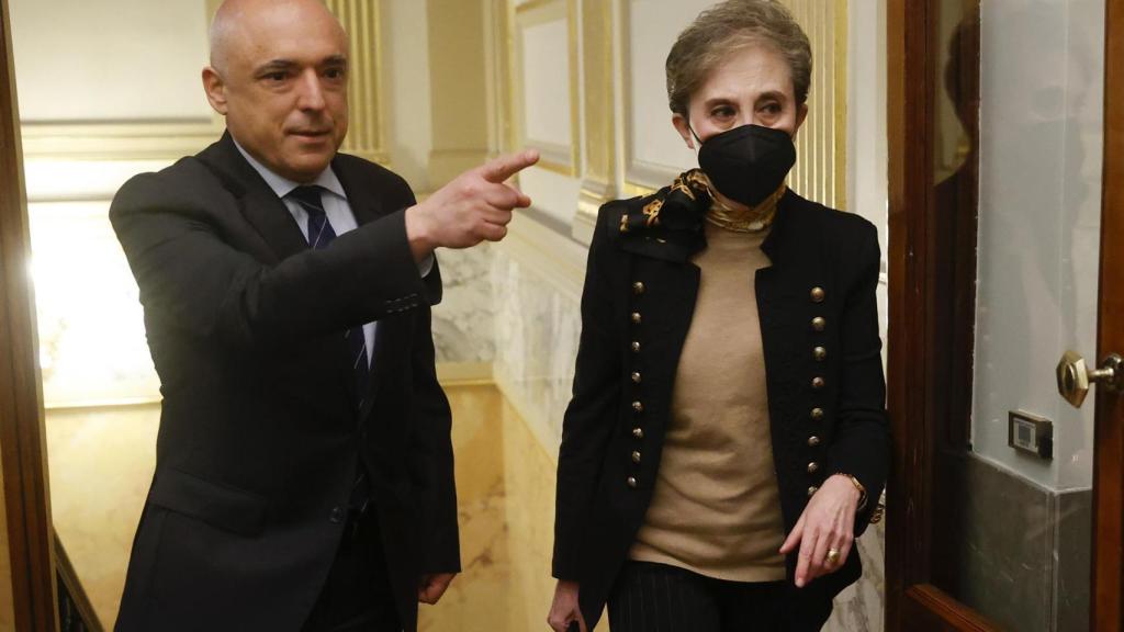 El secretario de Estado de Relaciones con las Cortes, Rafael Simancas, señala el camino a la directora del CNI, Paz Esteban, este jueves a su llegada a la Comisión de Secretos Oficiales.