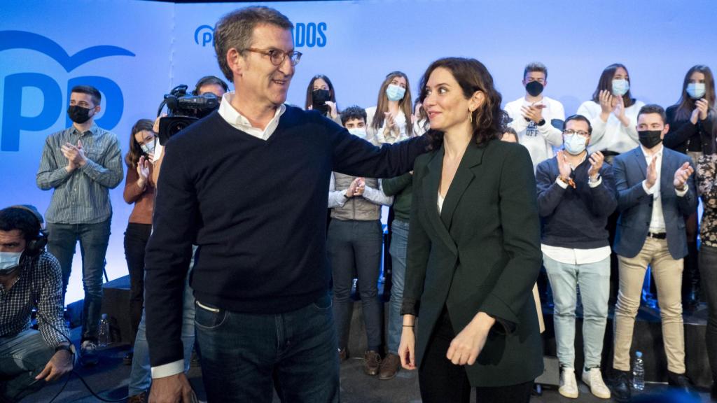 Alberto Núñez Feijóo e Isabel Díaz Ayuso en un encuentro de afiliados en Novotel Madrid Center.