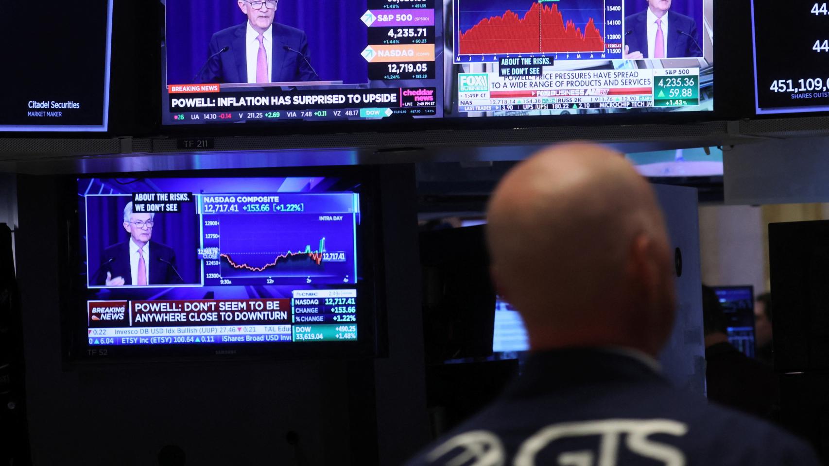 Un operador de Wall Street durante la rueda de prensa del presidente de la FED, Jerome Powell, este miércoles.