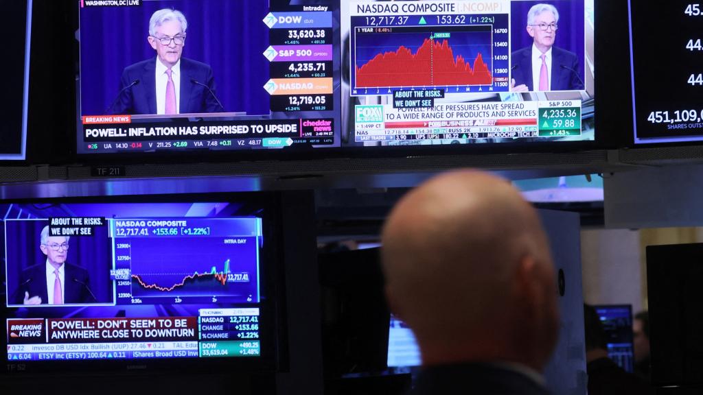 Un operador de Wall Street durante la rueda de prensa del presidente de la FED, Jerome Powell, este miércoles.