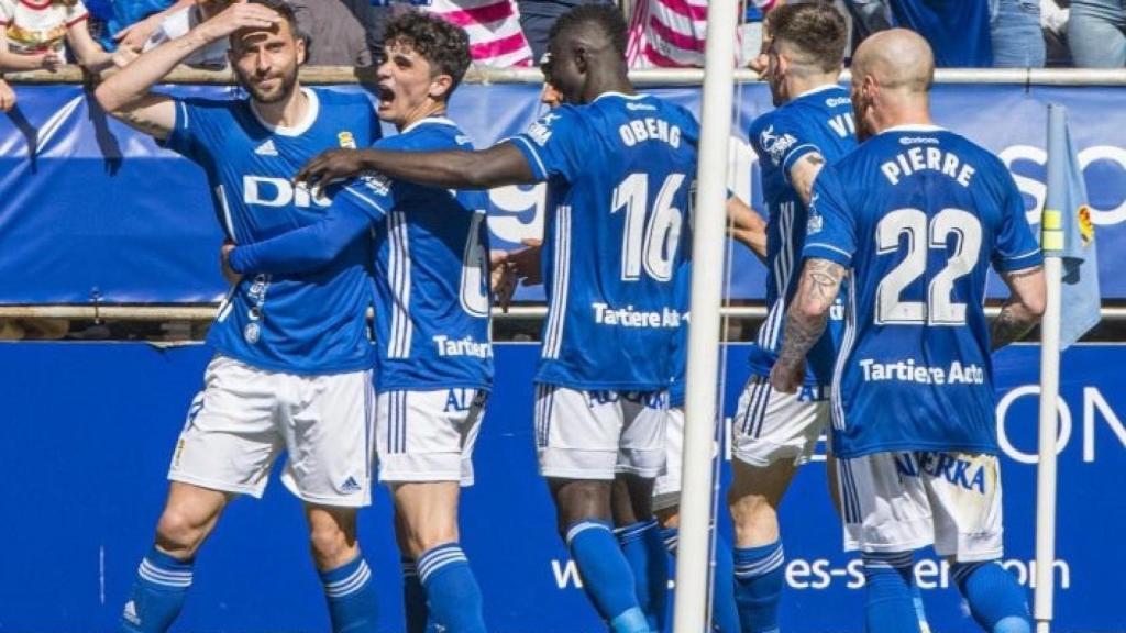 Los jugadores del Real Oviedo celebran un gol de Borja Bastón