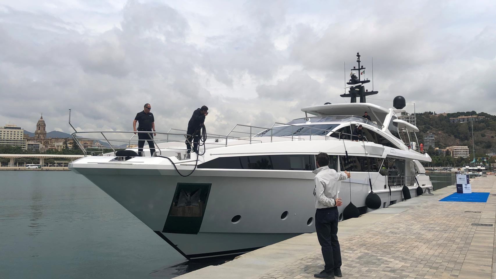 Aproximación de la marina de 'megayates' de Málaga del Azimut Grande 35 Metri.