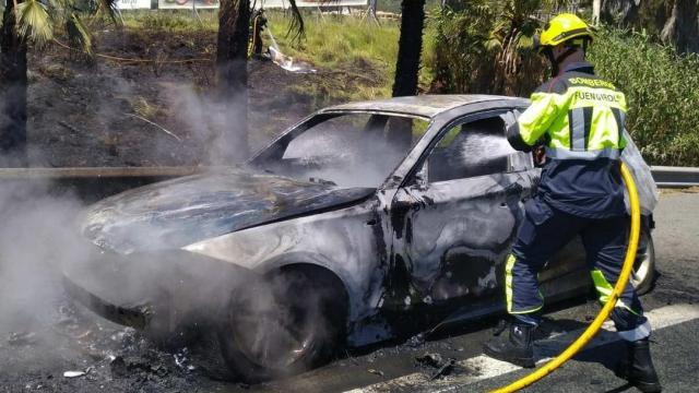 Coche ardiendo en el Higuerón.