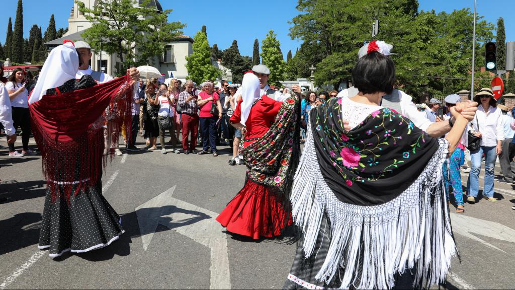 Un grupo de chulapos y chulapas celebrando San Isidro.