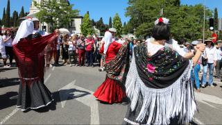 Un grupo de chulapos y chulapas celebrando San Isidro.
