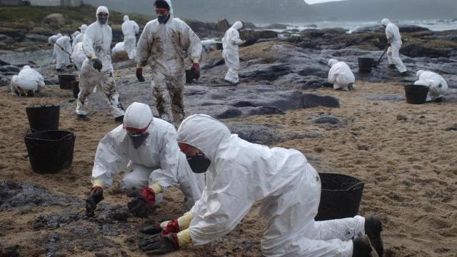Voluntarios ayudando a limpiar el vertido del ‘Prestige’.