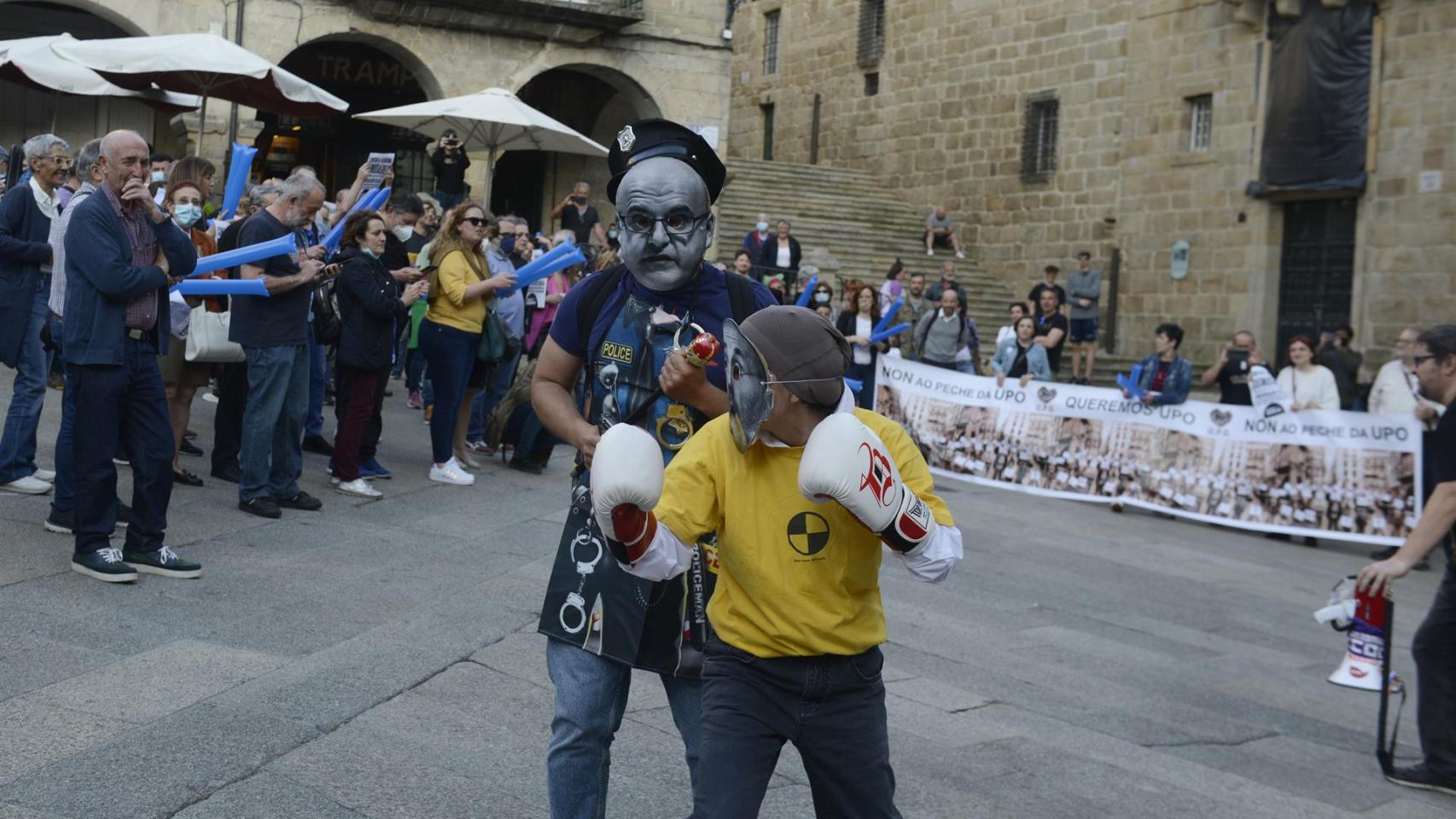 Centenares de personas se concentran en Ourense para pedir la dimisión del alcalde tras el empujón a una sindicalista.