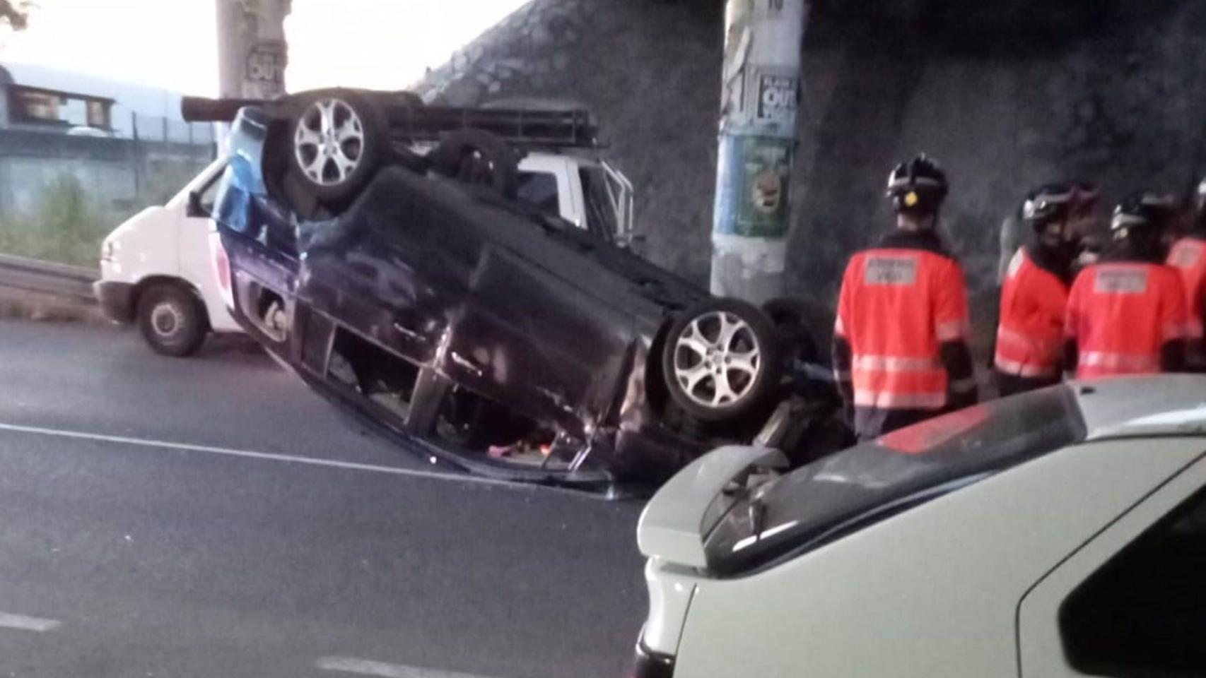 Accidente de un coche en el límite de Vigo y Redondela.