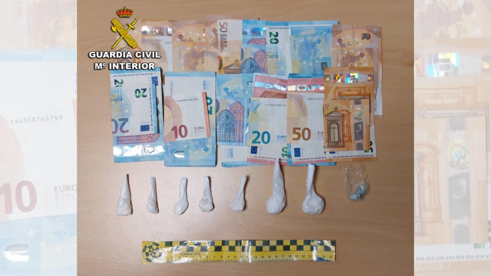 Efectos intervenidos por la Guardia Civil a un vecino de O Grove detenido por tráfico de drogas.