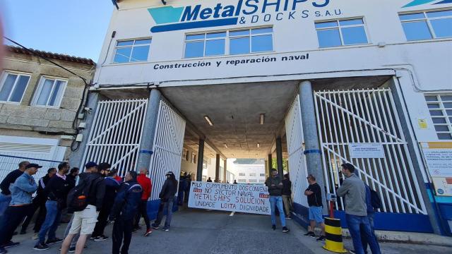 Trabajadores del astillero se concentran en la entrada de las instalaciones.