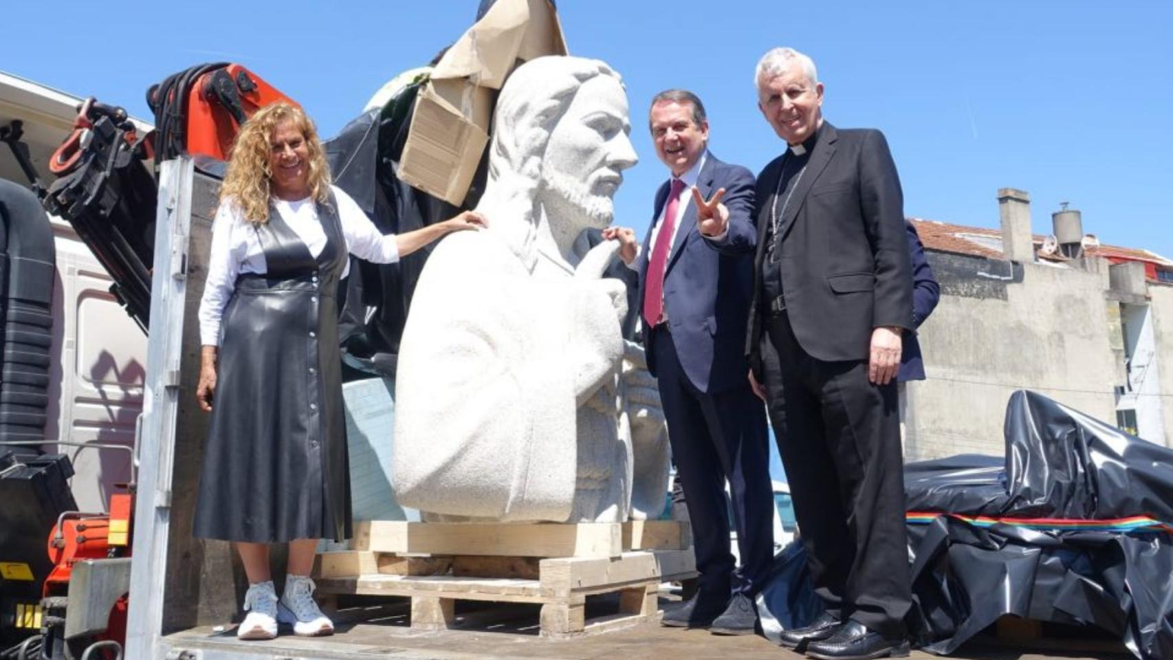 Vigo recibe al Cristo da Guía, que será instalado en la ermita la próxima semana