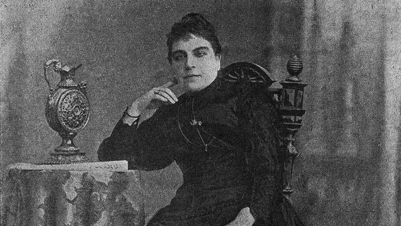 Retrato de Emilia Serrano aparecido en 'La Ilustración Nacional. Revista Literaria, Científica y Artística' en 1898.'