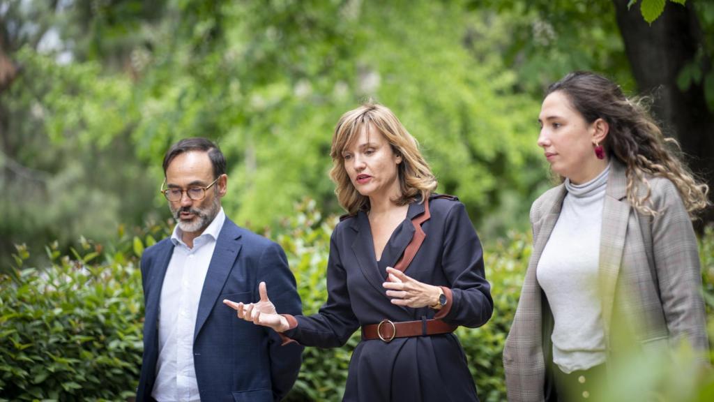 El adjunto al director de El Español, Fernando Garea; la ministra de Educación, Pilar Alegría; y la redactora de política educativa, Irene P. Nova.